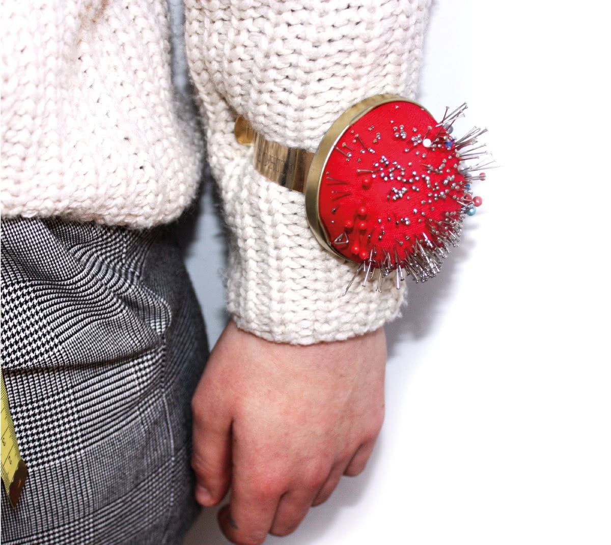 Marie en train de reprendre un pantalon